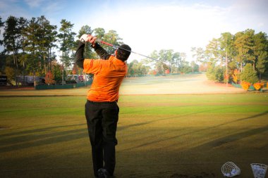 bir golf sahası üzerinde adam golfçü