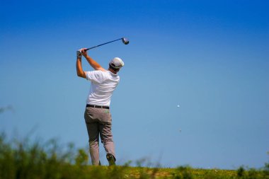 bir golf sahası üzerinde adam golfçü