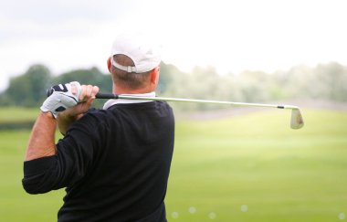 bir golf sahası üzerinde adam golfçü