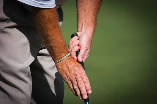 Człowiek golfista na polu golfowym — Zdjęcie stockowe