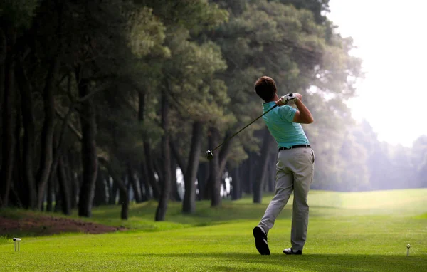 Игрок в гольф на поле для гольфа — стоковое фото