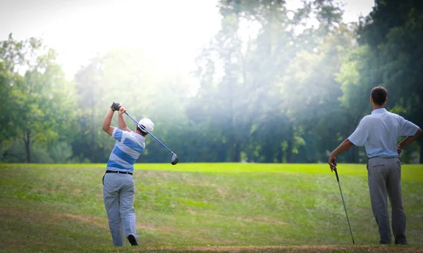 Man golfare på en golfbana — Stockfoto