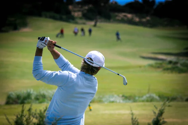 Bir golf sahası üzerinde adam golfçü — Stok fotoğraf
