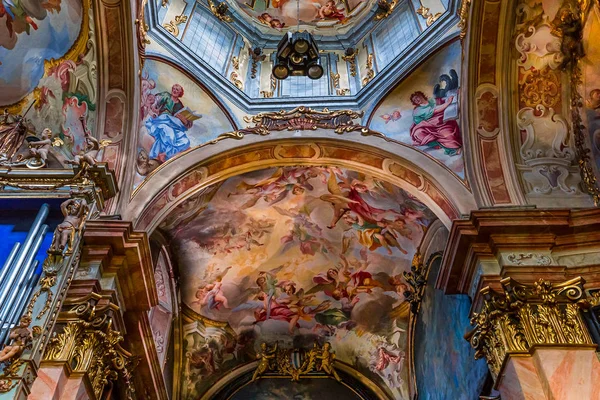Bazilika di Orta, Orta San Giulio, Itálie — Stock fotografie