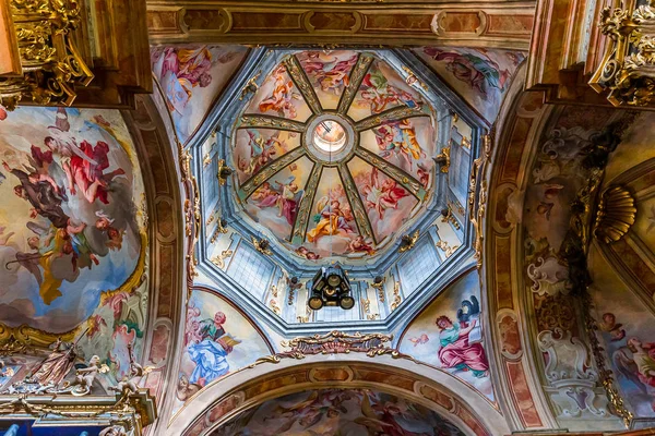 Bazilika di Orta, Orta San Giulio, Itálie — Stock fotografie