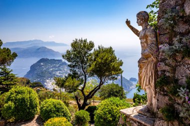 Anacapri'de Monte Solaro'dan Capri adasının görünümü