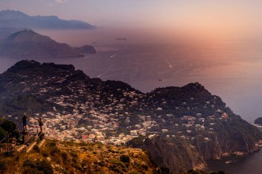 Anacapri'de Monte Solaro'dan Capri adasının görünümü