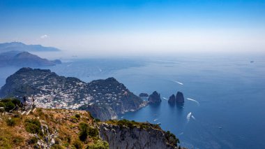 Anacapri'de Monte Solaro'dan Capri adasının görünümü
