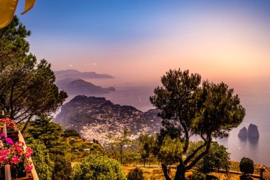 Anacapri'de Monte Solaro'dan Capri adasının görünümü
