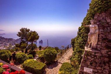 Anacapri'de Monte Solaro'dan Capri adasının görünümü