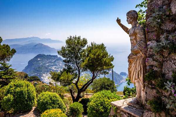 вид на остров Капри из Фалло, в Анакапри
