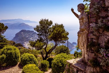 Anacapri'de Monte Solaro'dan Capri adasının görünümü