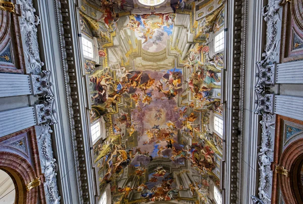 Frescos de techo de la iglesia de Sant Ignazio, Roma, Italia — Foto de Stock