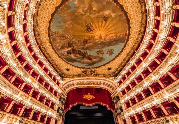 Teatro di San Carlo, Neapolská operní budova — Stock fotografie
