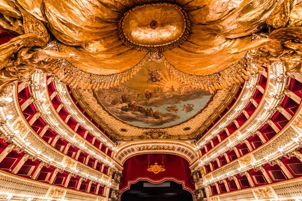 圣卡洛剧院，那不勒斯歌剧院 — 图库照片
