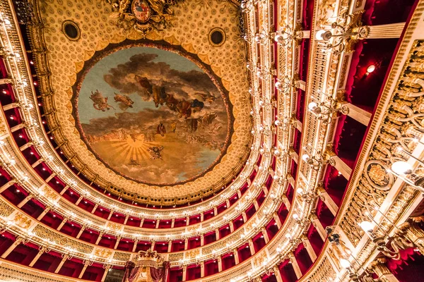 テアトロ・ディ・サン・カルロ、ナポリのオペラハウス — ストック写真