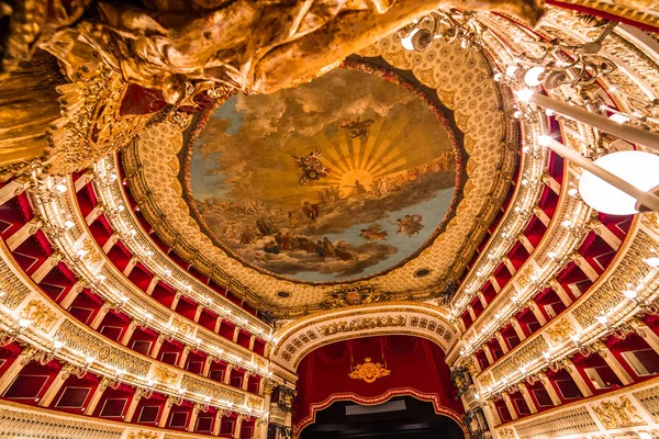 Teatro di San Carlo, casa de ópera de Nápoles — Fotografia de Stock