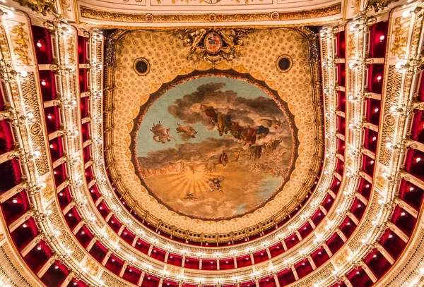 テアトロ・ディ・サン・カルロ、ナポリのオペラハウス — ストック写真