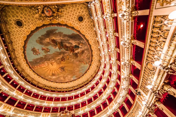 Teatro di San Carlo, casa de ópera de Nápoles — Fotografia de Stock