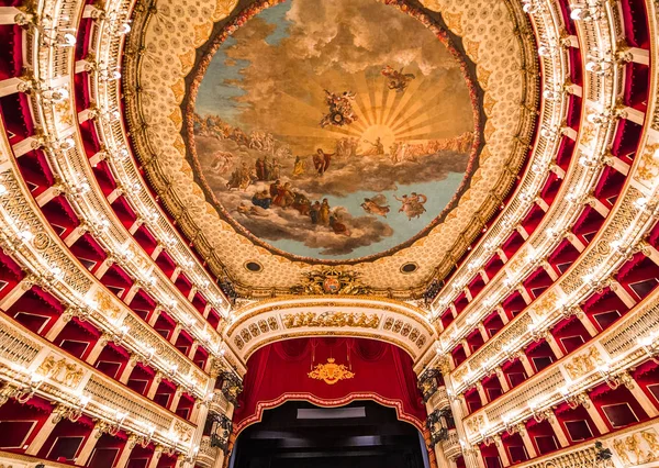 Teatro di San Carlo, Neapolská operní budova — Stock fotografie