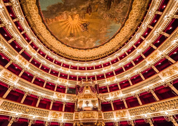 圣卡洛剧院，那不勒斯歌剧院 — 图库照片