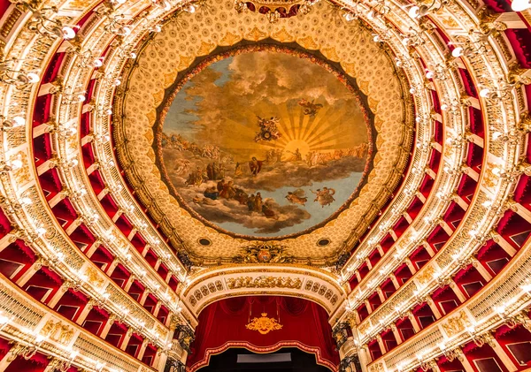 Teatro di San Carlo, Neapolská operní budova — Stock fotografie