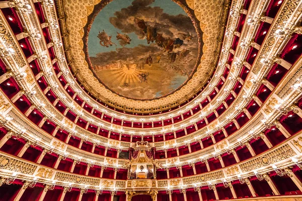 Teatro di San Carlo, Neapolská operní budova — Stock fotografie