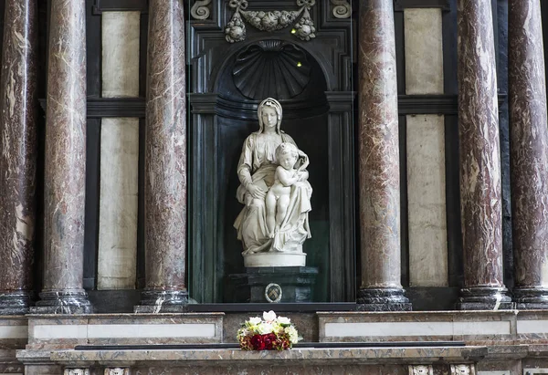 Michelangelo pieta bruges Belçika