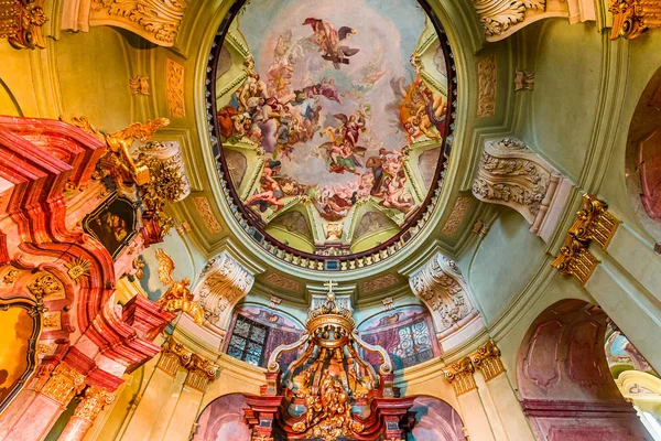 Aziz Nikolaos kilisesi, Mala Strana, Prag