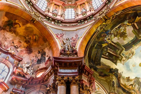 Aziz Nikolaos kilisesi, Mala Strana, Prag