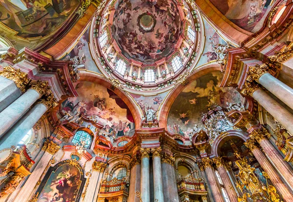 Aziz Nikolaos kilisesi, Mala Strana, Prag