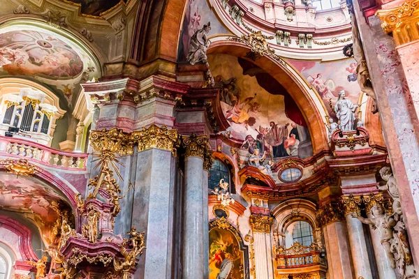 Aziz Nikolaos kilisesi, Mala Strana, Prag