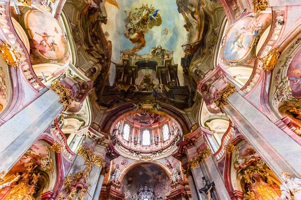 Die Kirche des Heiligen Nikolaus, mala strana, Prag — Stockfoto