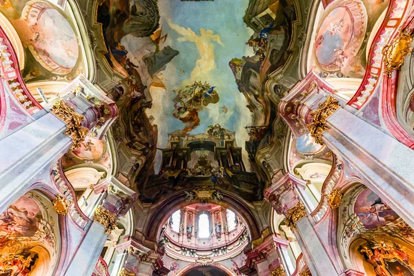Die Kirche des Heiligen Nikolaus, mala strana, Prag — Stockfoto