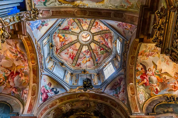 Bazilika di Orta, Orta San Giulio, Itálie — Stock fotografie