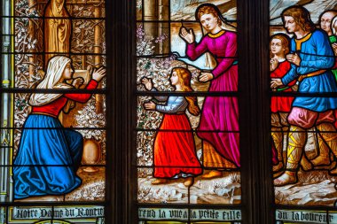 Katedralin lekeli camları, Josselin, Fransa