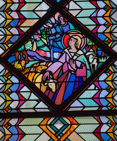 Färgat glas av katedralen, Ploermel, Frankrike — Stockfoto