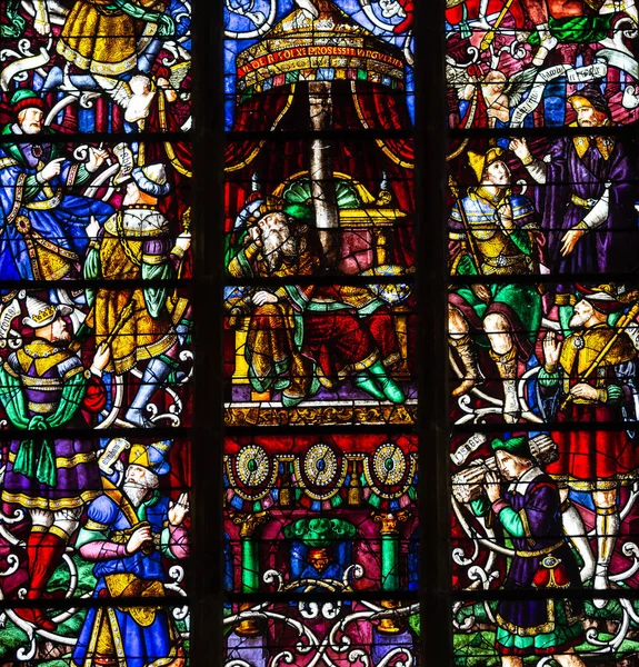 Gesleurde glazen van de kathedraal, Ploermel, Frankrijk — Stockfoto