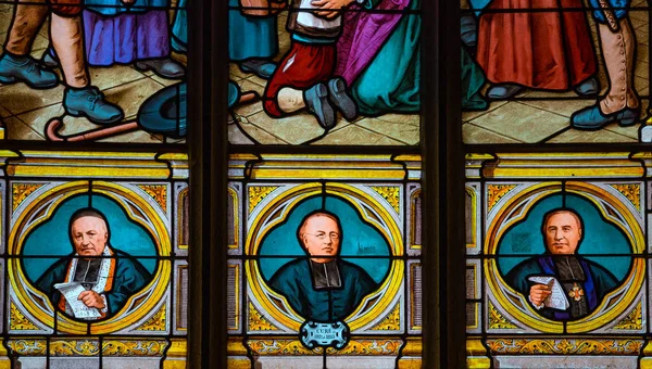 Fargede glass fra katedralen, Josselin, Frankrike – stockfoto