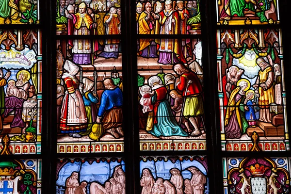 Óculos manchados da catedral, Josselin, França — Fotografia de Stock