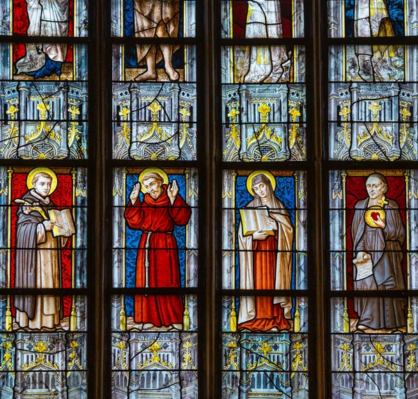 Gekleurde glazen van de kathedraal, Josselin, Frankrijk — Stockfoto