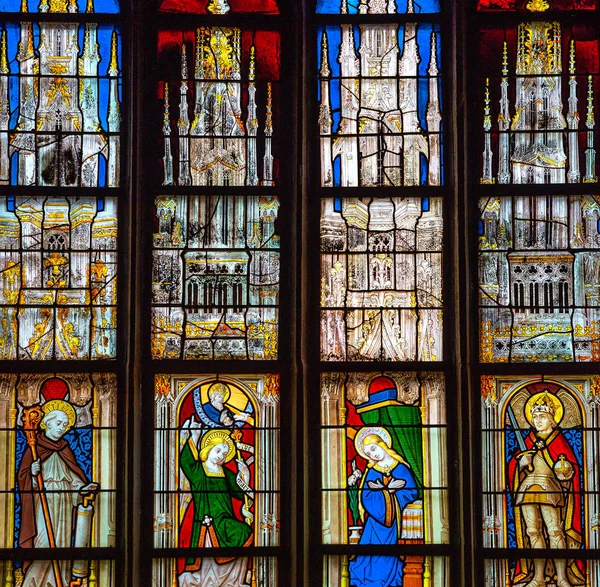 Målade glas av katedralen, Josselin, Frankrike — Stockfoto