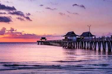 NAPLES, Birleşik Devletler, 30 Kasım 2017: Günbatımında iskele iskelesi, 30 Kasım 2017, Napoli, Florida, ABD