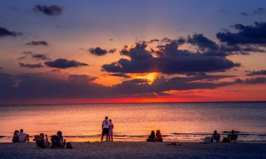 NAPLES, Birleşik Devletler, 30 Kasım 2017: Günbatımında iskele iskelesi, 30 Kasım 2017, Napoli, Florida, ABD