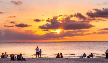 NAPLES, Birleşik Devletler, 30 Kasım 2017: Günbatımında iskele iskelesi, 30 Kasım 2017, Napoli, Florida, ABD