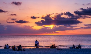 NAPLES, Birleşik Devletler, 30 Kasım 2017: Günbatımında iskele iskelesi, 30 Kasım 2017, Napoli, Florida, ABD