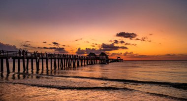 NAPLES, Birleşik Devletler, 30 Kasım 2017: Günbatımında iskele iskelesi, 30 Kasım 2017, Napoli, Florida, ABD