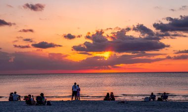 NAPLES, Birleşik Devletler, 30 Kasım 2017: Günbatımında iskele iskelesi, 30 Kasım 2017, Napoli, Florida, ABD