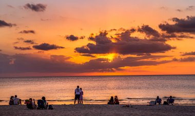 NAPLES, Birleşik Devletler, 30 Kasım 2017: Günbatımında iskele iskelesi, 30 Kasım 2017, Napoli, Florida, ABD