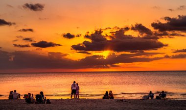 NAPLES, Birleşik Devletler, 30 Kasım 2017: Günbatımında iskele iskelesi, 30 Kasım 2017, Napoli, Florida, ABD